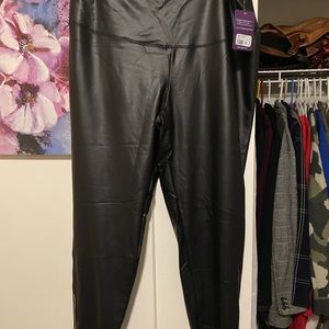 Faux leather leggings with side zipper